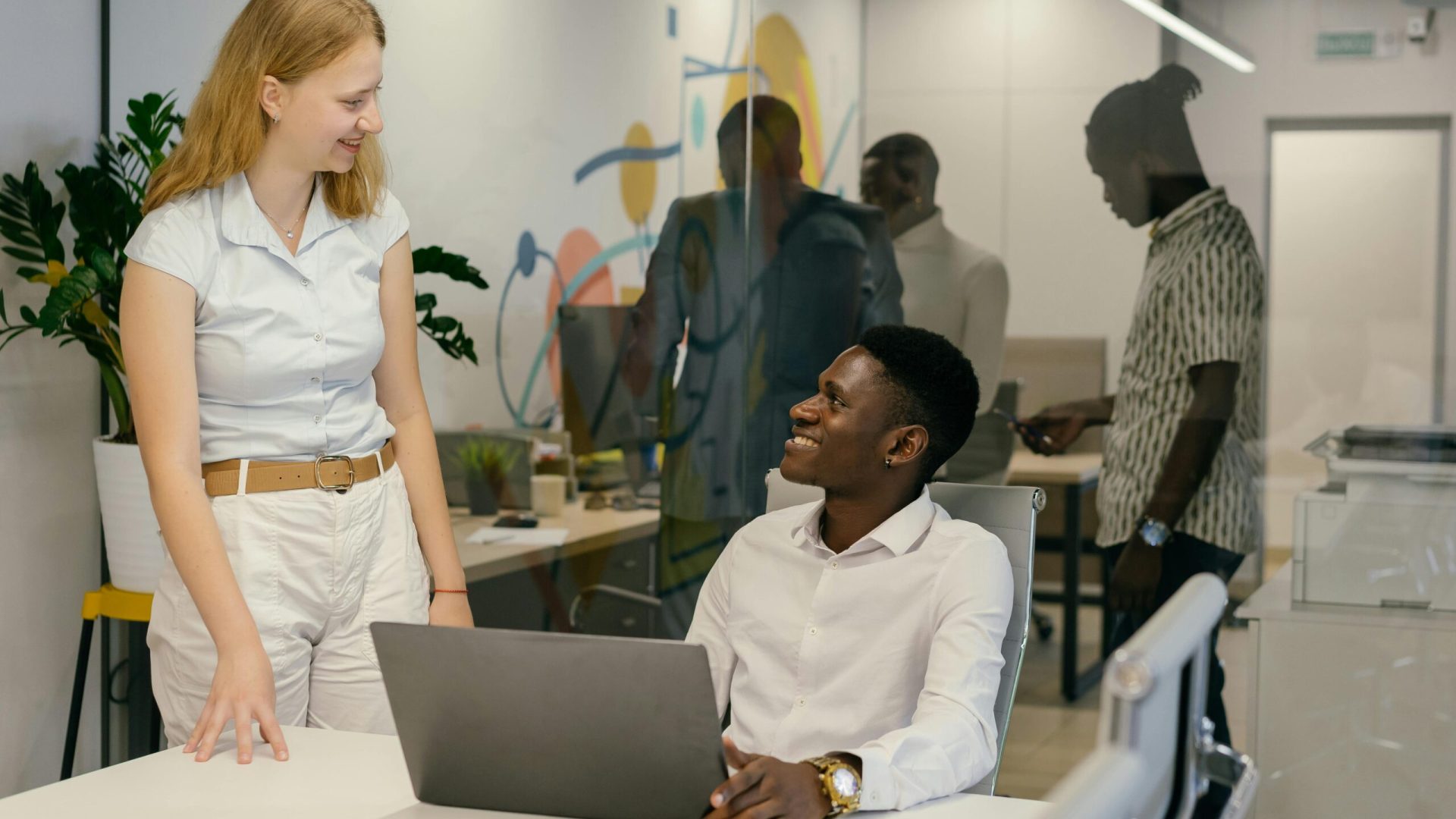 Why Siimon Reynolds, one of the worlds leading high performance coaches for CEOs and entrepreneurs is using virtual teams for many key functions within his highly successful business siimon reynolds